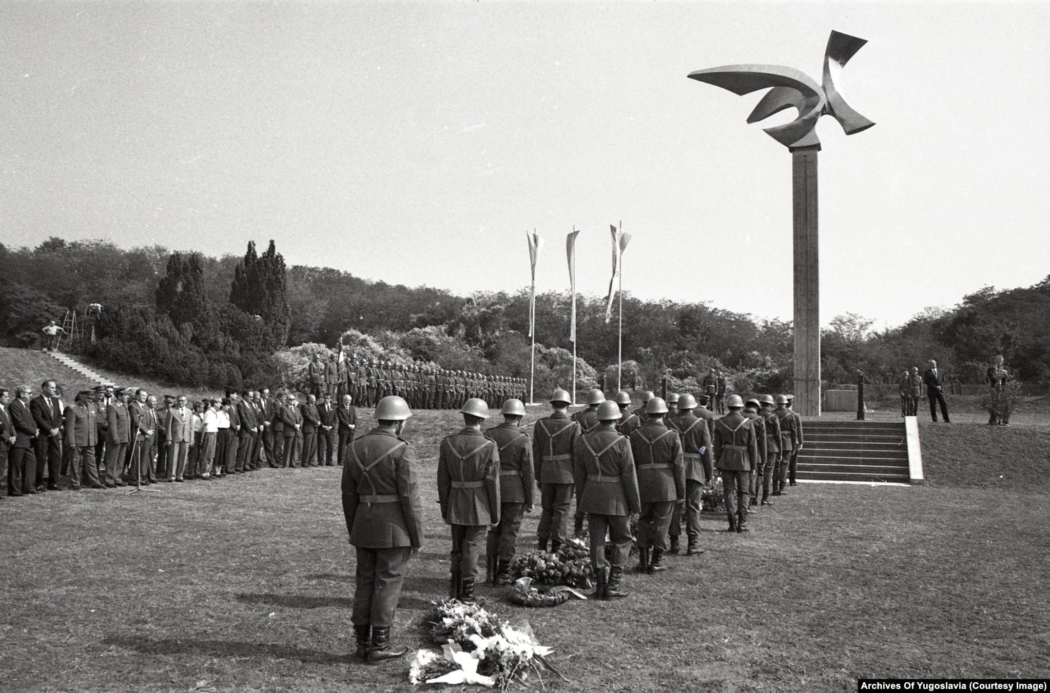 Reihen sitzender Gäste und Redner am Podium bei der Eröffnung des Memorial Parks Jajinci in Belgrad, Oktober 1989.