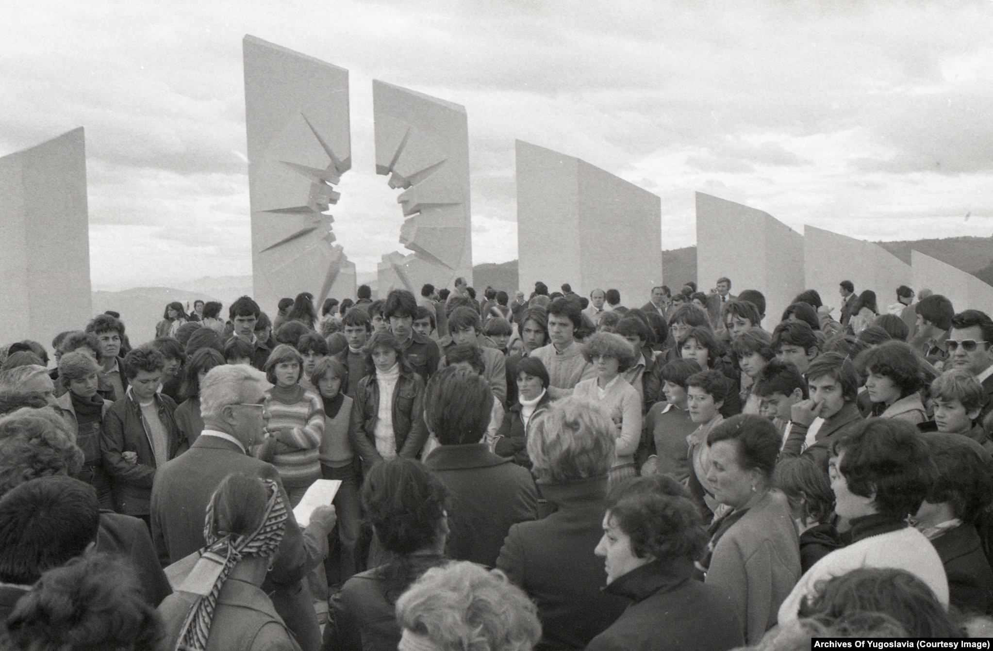 Гомила на Кадињачи убрзо након откривања споменика, 1979.