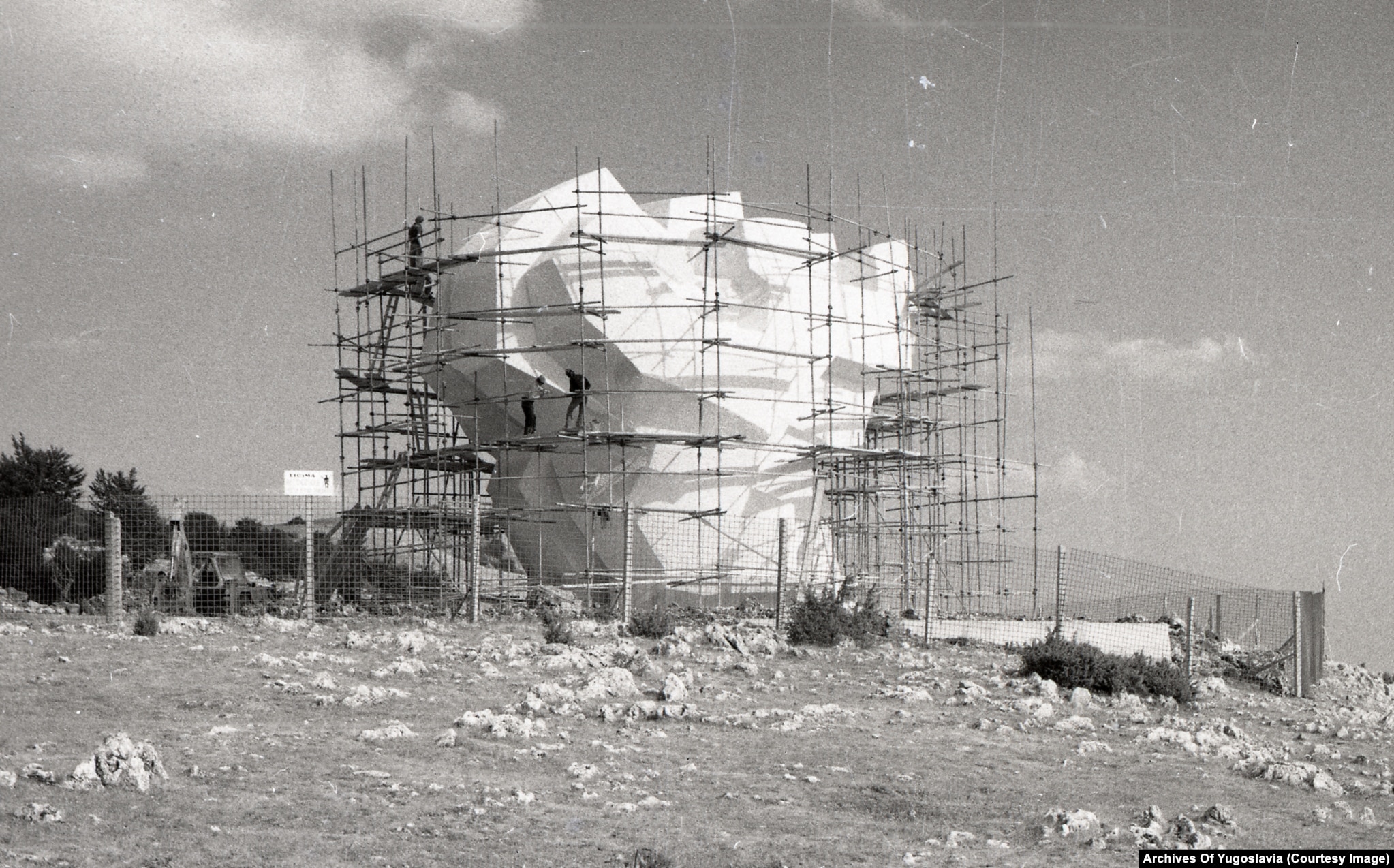 Радници завршавају споменик на Макљену, БиХ, око 1978.